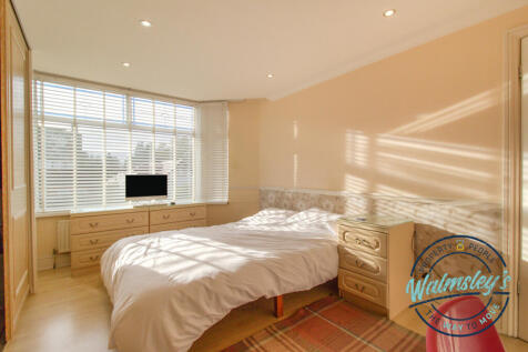 Main bedroom to frontage