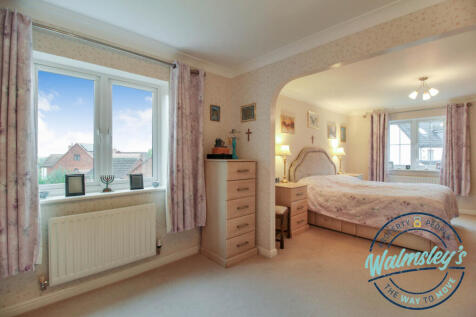 Dressing room towards main bedroom