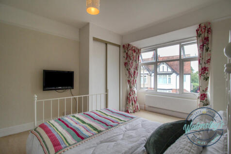 Double bedroom with built in wardrobes