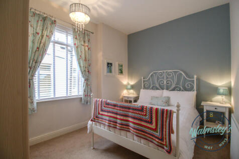 Middle double bedroom