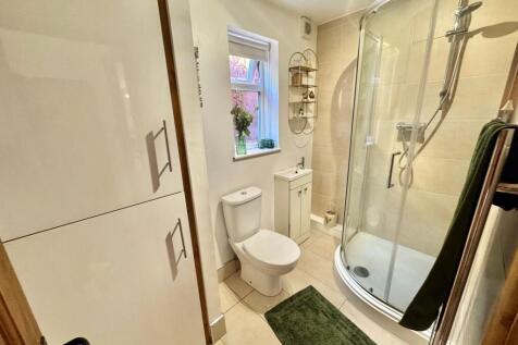 Downstairs En-Suite