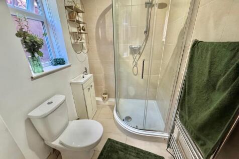 Downstairs En-Suite