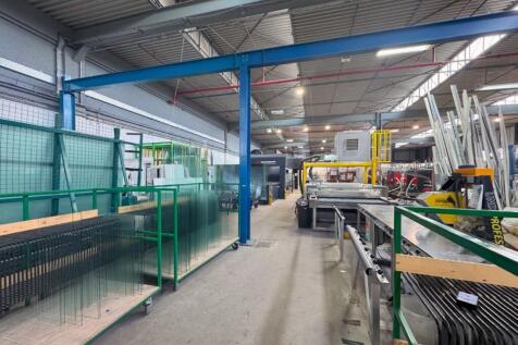 789 Wainman Road 10.jpg