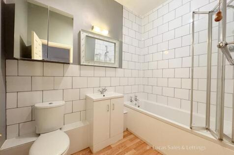 Flat 6 The Gables-35.jpg
