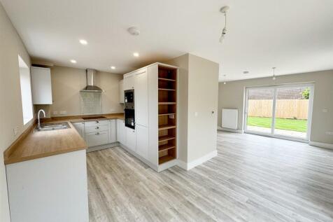 6A Staion Rd Desborough-43.jpg