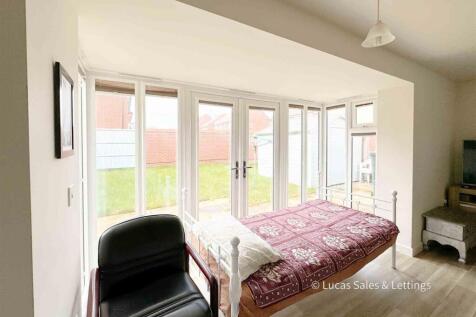 23 Claydon Ave BS-05.jpg
