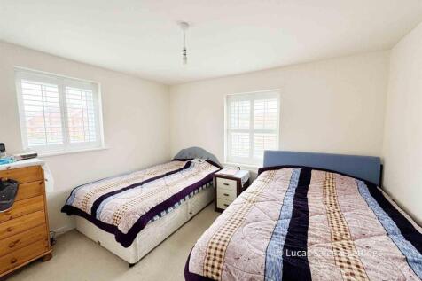 23 Claydon Ave BS-21.jpg