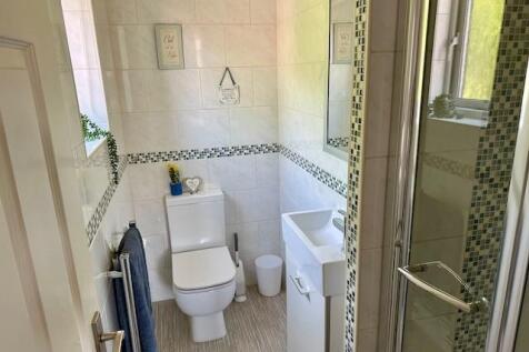 12hockneyensuite.jpg