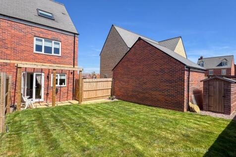 6 Gatekeeper Rd Rothwell-02.jpg