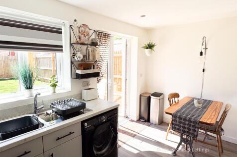6 Gatekeeper Rd Rothwell-05.jpg