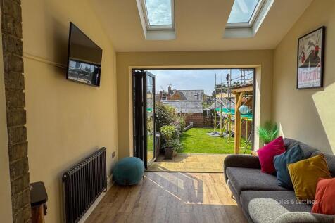 25 Queen Eleanor Rd Geddington-05.jpg