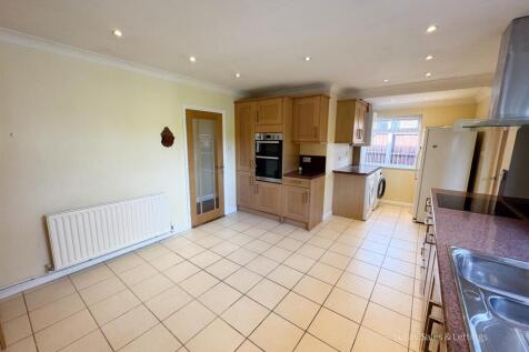 3 Larch Rd Kettering-18.jpg