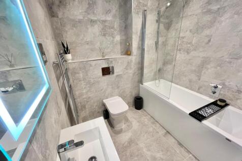Cambridge Mews- Family Bath.JPG