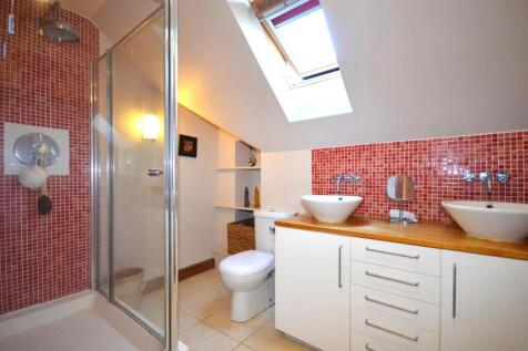 Bedroom 1 En-suite.JPG