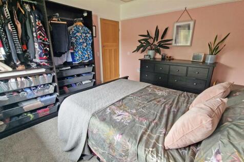 Bedroom 1.jpg