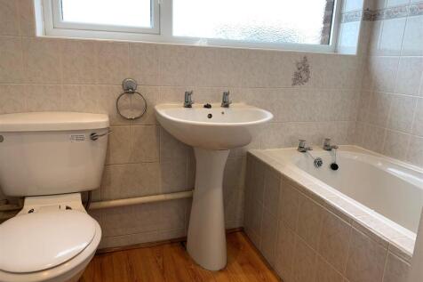 27 Bardon View Bathroom April 2025.jpg