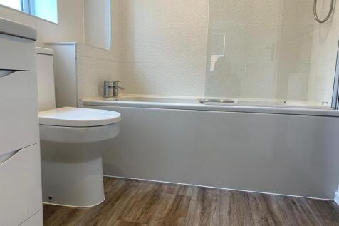 8 Wembury Bathroom 2.jpg