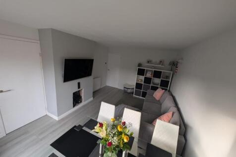 Living dining room 1.jpg