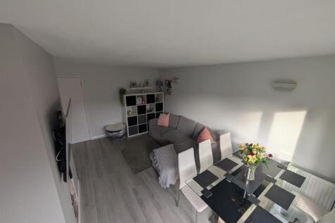 Living dining room 2.jpg