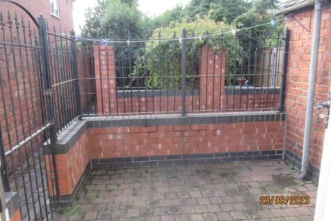 209 Watling Rear Courtyard.JPG