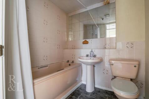 2 Bronte Court (7).jpg