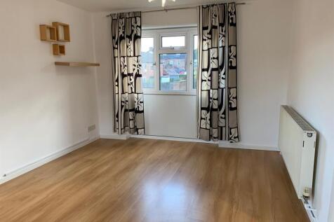 16 School St Living 1.jpg