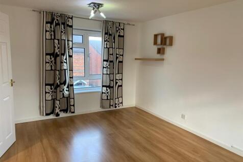 16 School St Living 2.jpg