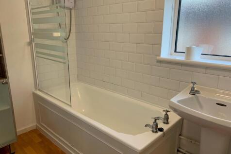 16 School St Bathroom.jpg