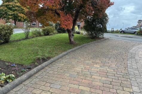 Front driveway and garden.jpeg