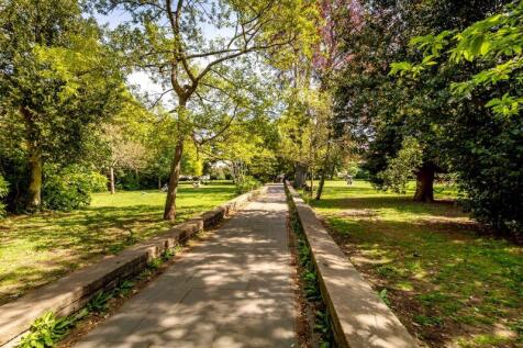 Victoria Square Gardens 