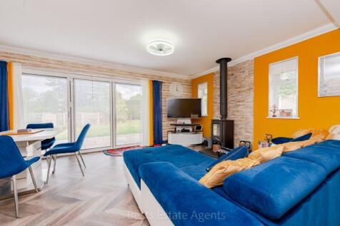 Lounge Dining Area