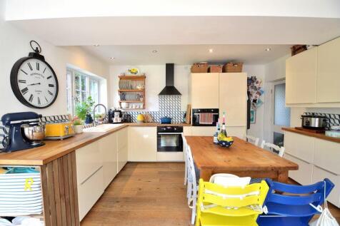 LIVING / DINING KITCHEN