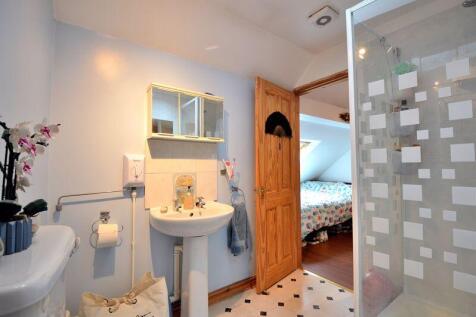EN SUITE SHOWER ROOM