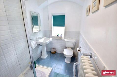 UPSTAIRS SHOWER ROOM