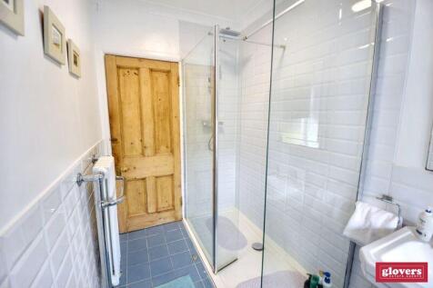 UPSTAIRS SHOWER ROOM