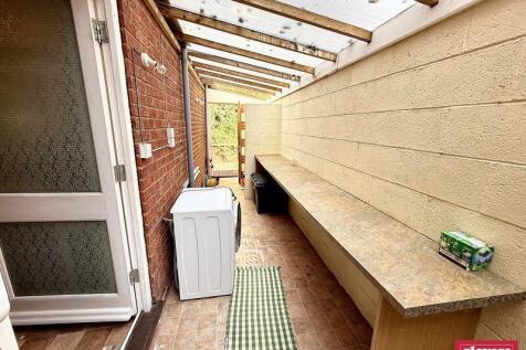 SIDE UTILITY AREA