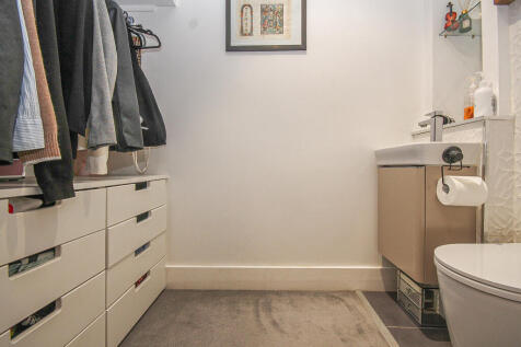 Walk-In-Wardrobe / Cloakroom