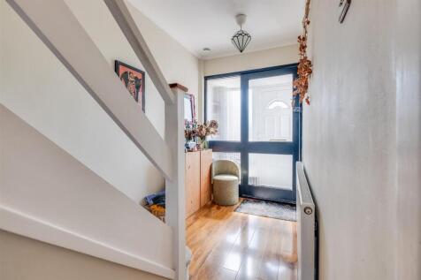 Constables - 46 Carlton Close-1.jpg