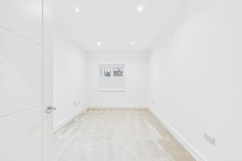 CAM04018G0-PR0393-STILL004