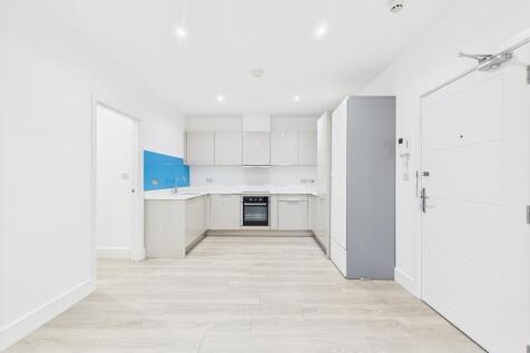 CAM04018G0-PR0393-STILL008