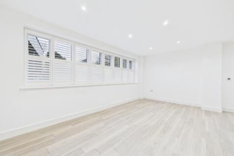 CAM04018G0-PR0393-STILL014