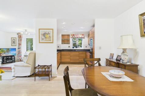 CAM04018G0-PR0399-STILL010