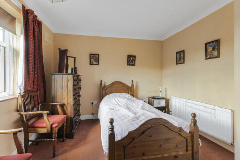 Bedroom 2 (2)
