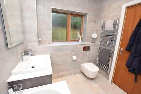 en-suite bath &amp; shower room