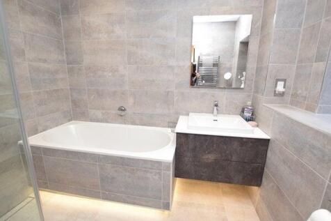 en-suite bath &amp; shower room