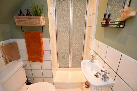 en-suite off bedroom 2