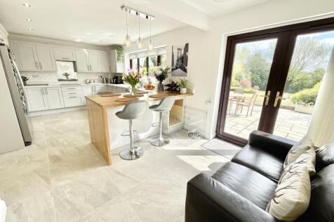 open plan breakfast/kitchen