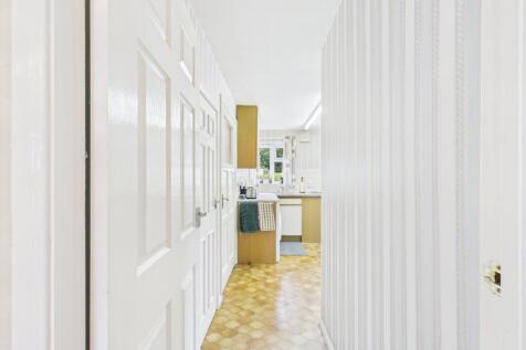 hallway to the breakfast/kitchen