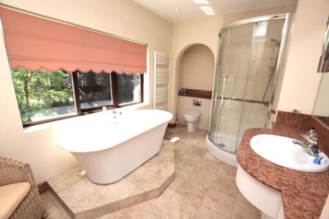 en-suite bath &amp; shower room
