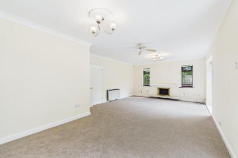 open plan lounge &amp; dining room